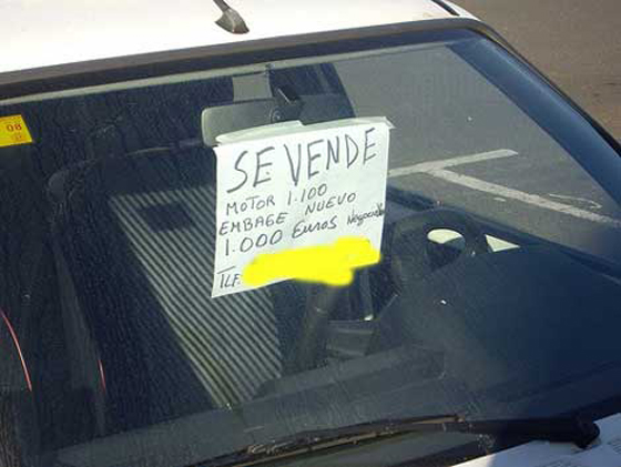 Coche con cartel de se vende