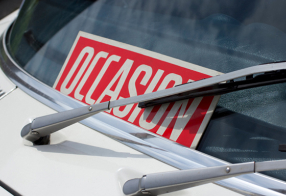 Coche de ocasión con cartel