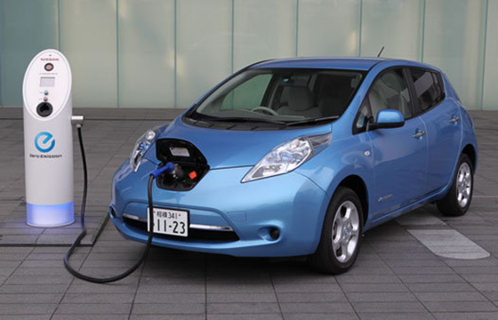 Nissan Leaf en un punto de recarga rápida