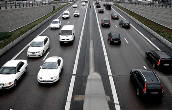 Coches blancos y negros