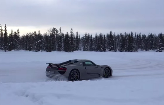 Porsche 918 Spyder drifting en un lago helado