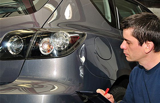 Reparaciones de chapa y pintura en coches blancos y grises