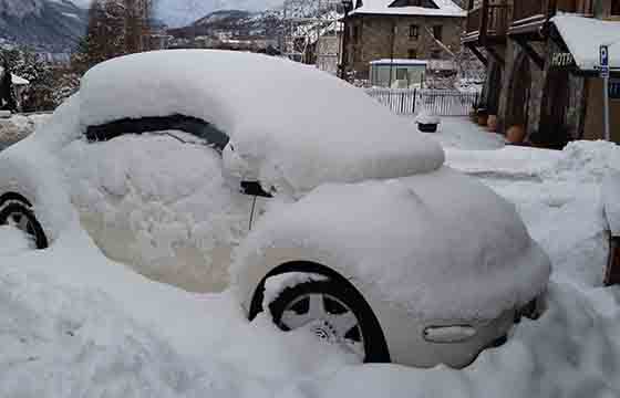 Coche con nieve en el techo