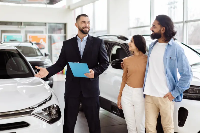 Comercial enseñando modelos de coches crossover a pareja