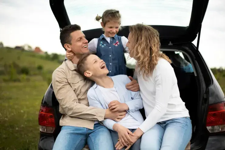 1-1 Familia feliz en un monovolumen de segunda mano