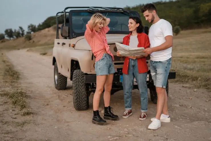 amigos_con_todoterreno_mapa Tres amigos mirando un mapa con su 4x4