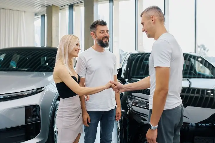 compra-coche-concesionario-pareja Pareja vendiendo su coche en Madrid