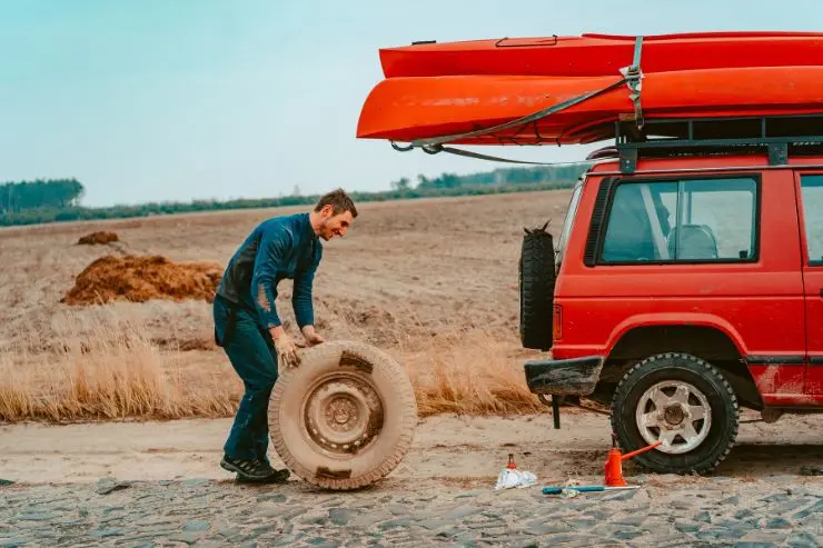 todoterreno_viaje Hombre cambiando una rueda a su 4x4