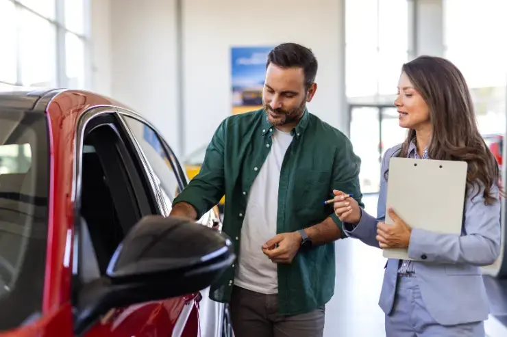 Vendedora de coches con un cliente en Autofesa