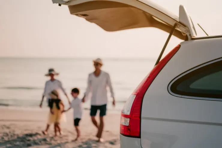 2-2 Familia en la playa con su coche de segunda mano
