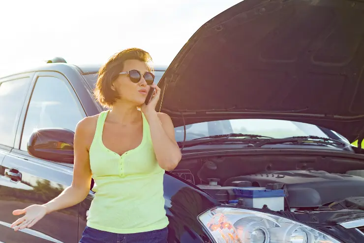3 Mujer con el coche de segunda mano estropeado por el calor