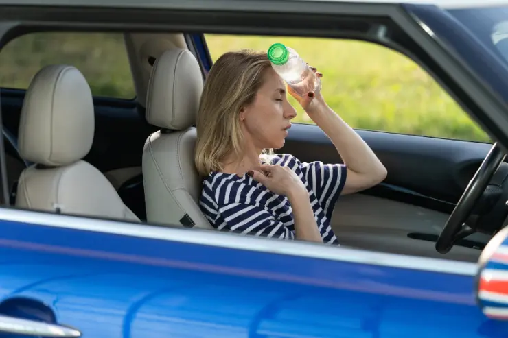 4 Mujer pasando mucho calor en su coche de ocasión