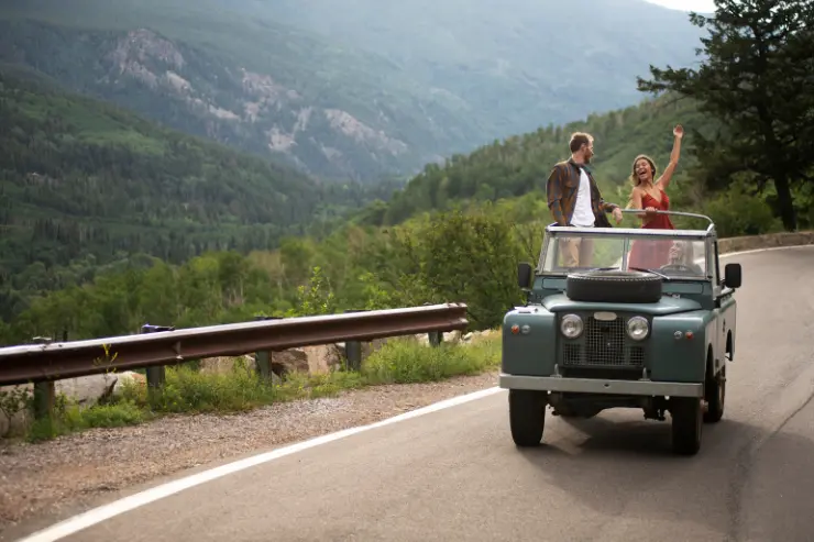 7-1 Pareja en una carretera de montaña