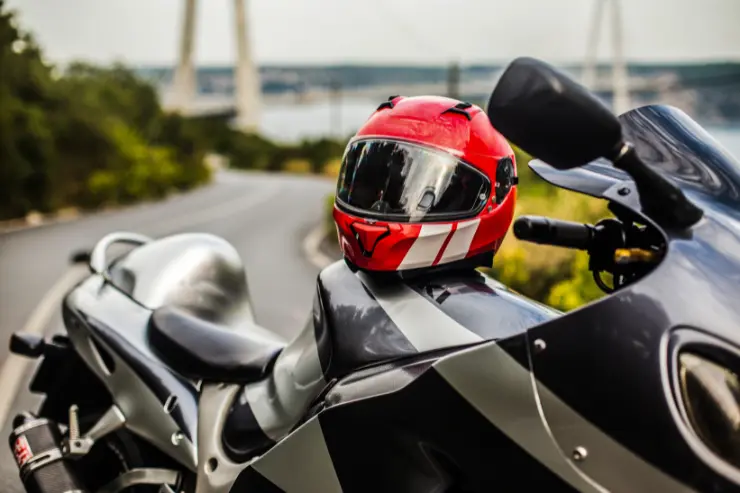 casco_en_moto Casco en una moto de ocasión de Autofesa
