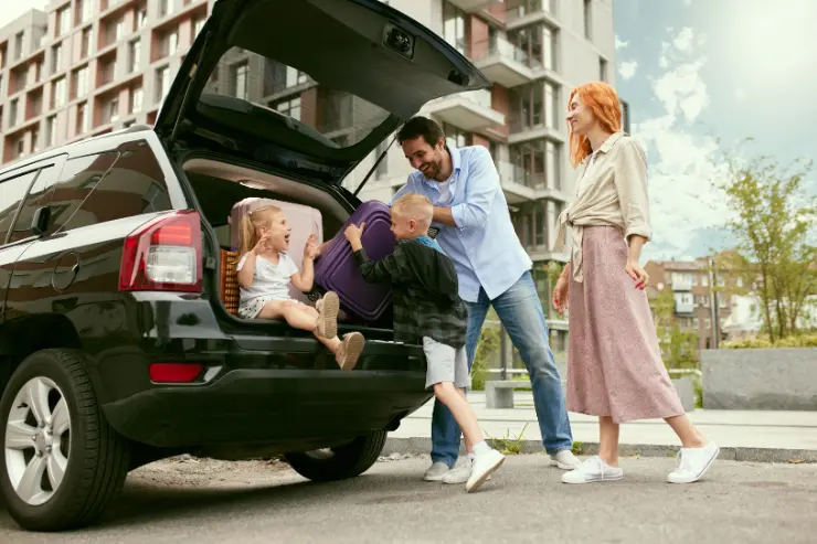 familia_metiendo_maletas_maletero Familia metiendo maletas en su coche de ocasión con gran maletero