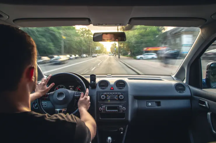 post Manos de un conductor al volante