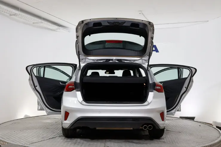 Ford Focus con puertas abiertas