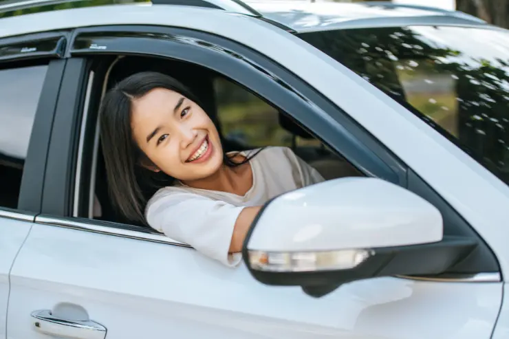 Mujer japonesa en un coche de ocasión