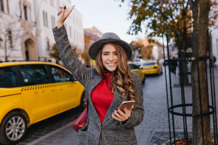 Mujer pidiendo un taxi o un uber