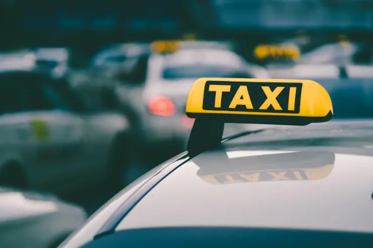 Cartel de taxi en un coche de ocasión