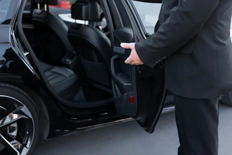 Chofer abriendo la puerta de un coche de ocasión