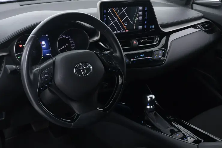 Volante y cuadro de mandos de un Toyota