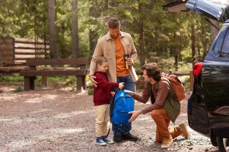 Familia que inicia una ruta de montaña en el parking
