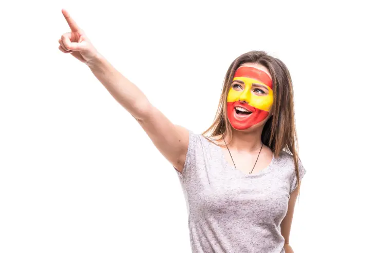 Mujer con la cara pintada de la bandera española