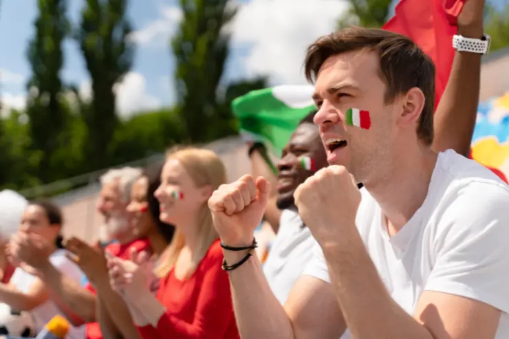 Personas con la bandera italiana pintada en la cara