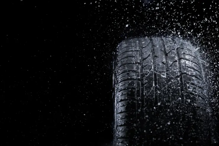 Neumático mojado sobre fondo negro