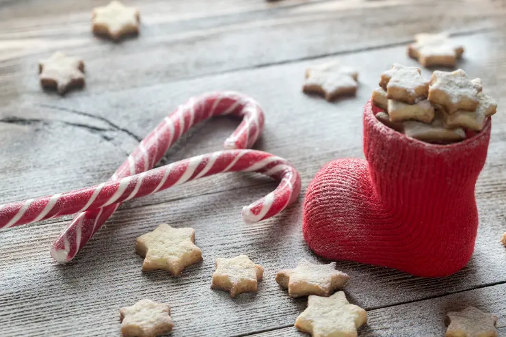 Galletas y dulces navideños en una mesa