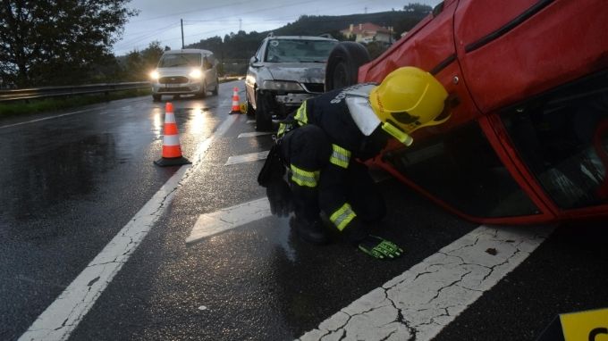 Bombero rescatando a una persona atrapada en su coche