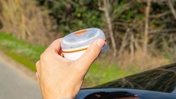 Persona poniendo la baliza V-16 en el techo