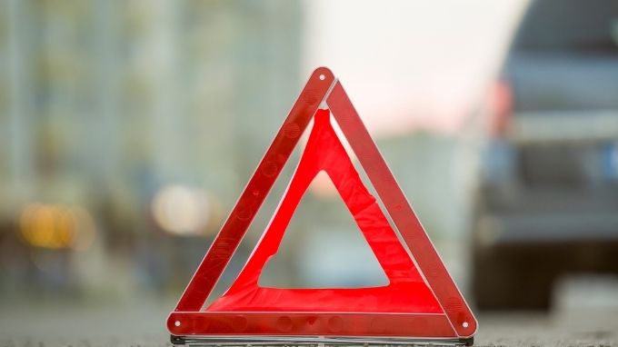 Triángulo de tránsito puesto en el suelo