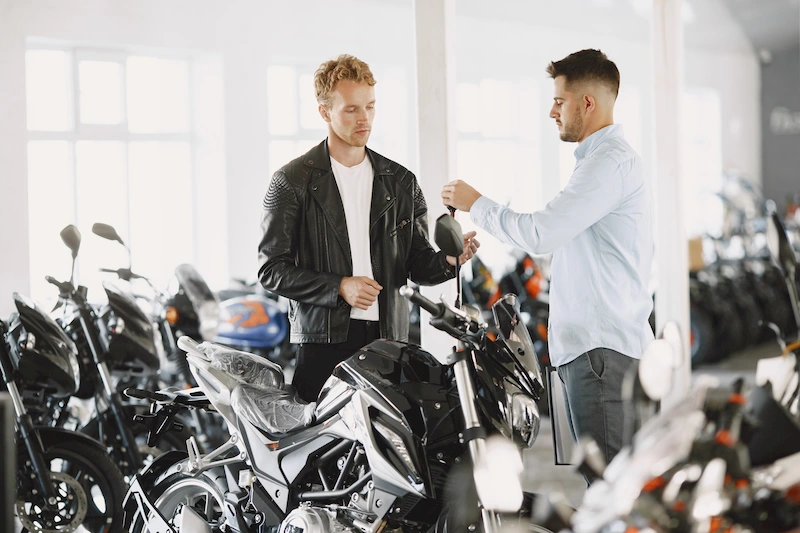 dos hombre comparando motos potentes